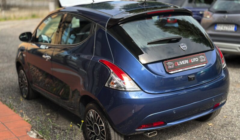 Lancia Ypsilon Platino Hybrid pieno
