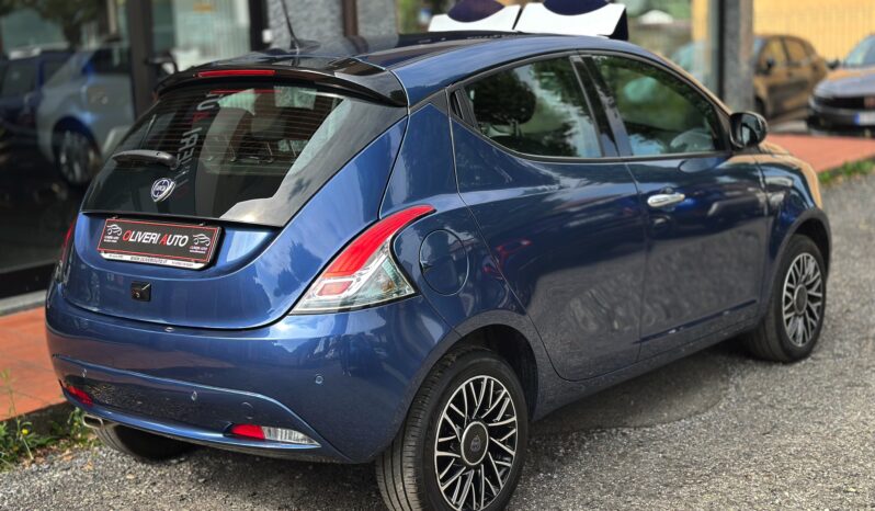 Lancia Ypsilon Platino Hybrid pieno
