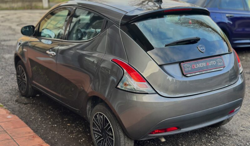 Lancia Ypsilon Hybrid Silver pieno