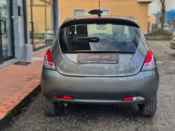 Lancia Ypsilon Hybrid Silver pieno