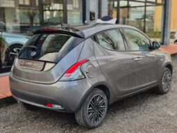 Lancia Ypsilon Hybrid Silver pieno