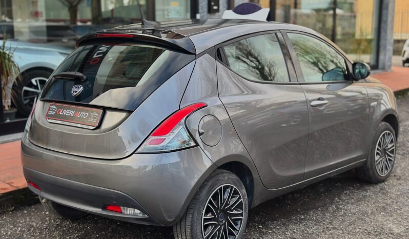 Lancia Ypsilon Hybrid Silver pieno