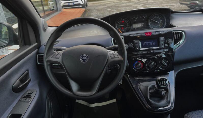 Lancia Ypsilon Hybrid Silver pieno